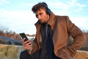 羊驼色毛绒大衣帅哥图片